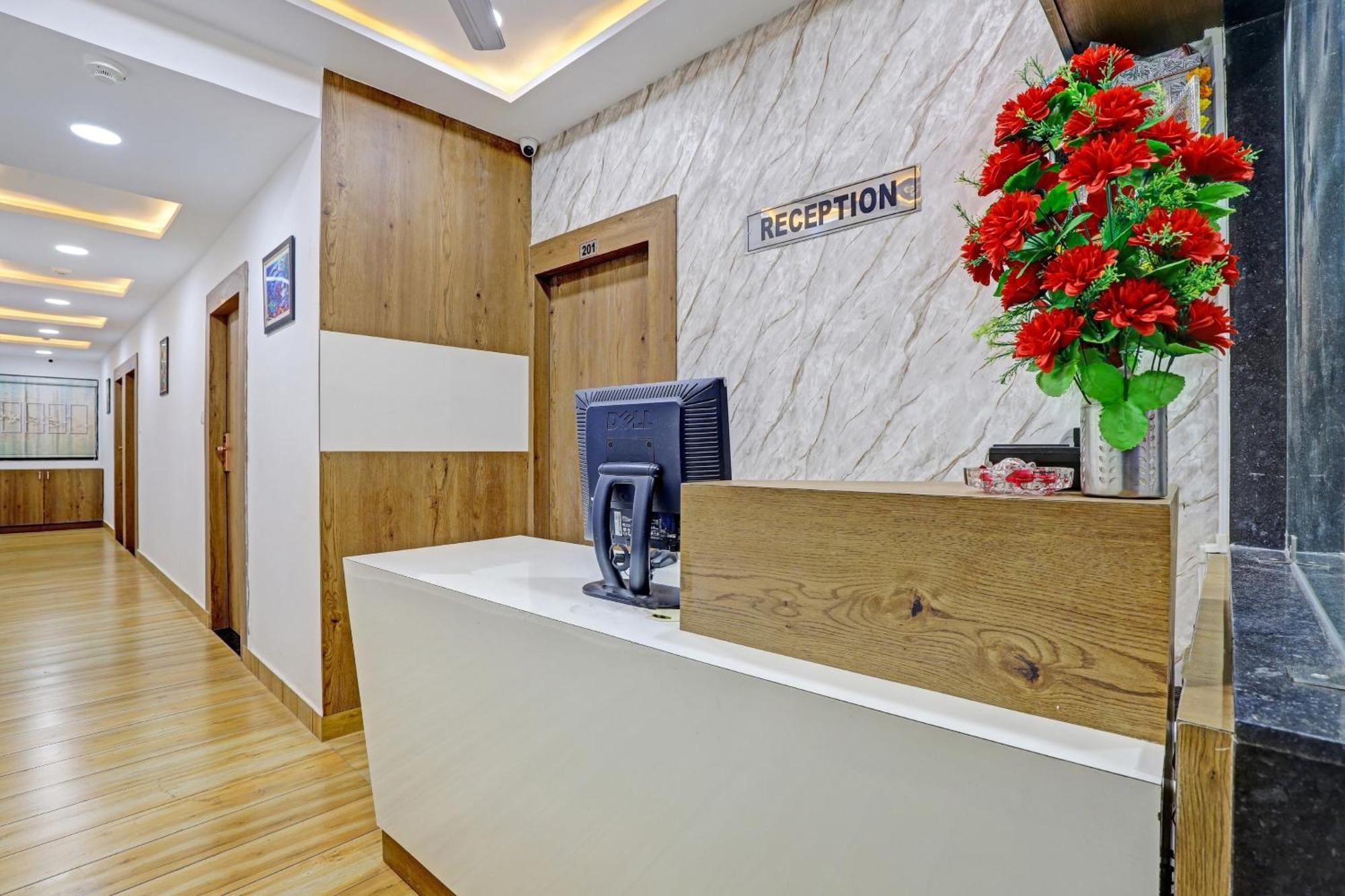 Hotel O R S Palace Ahmedabad Ngoại thất bức ảnh
