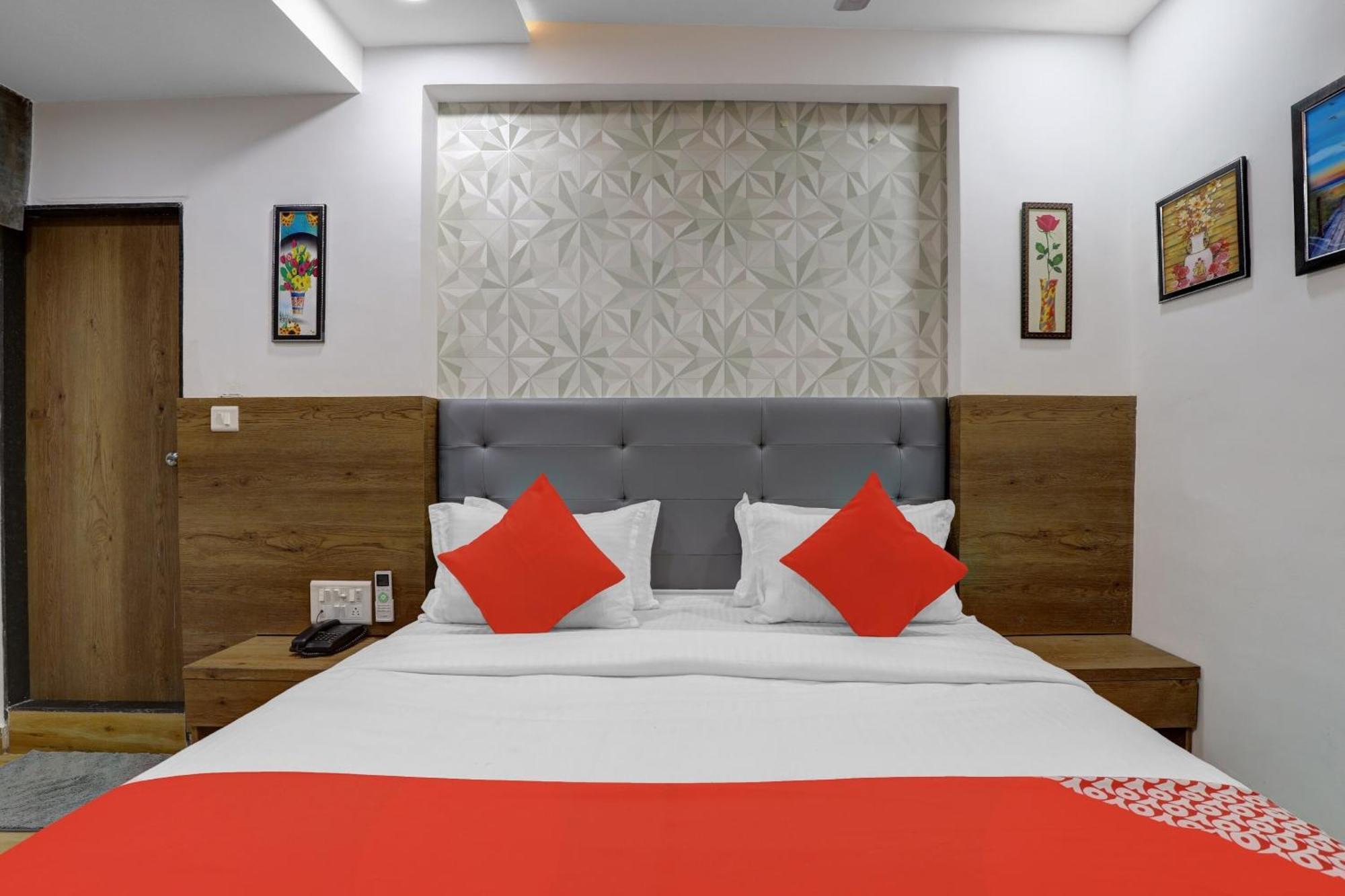 Hotel O R S Palace Ahmedabad Ngoại thất bức ảnh