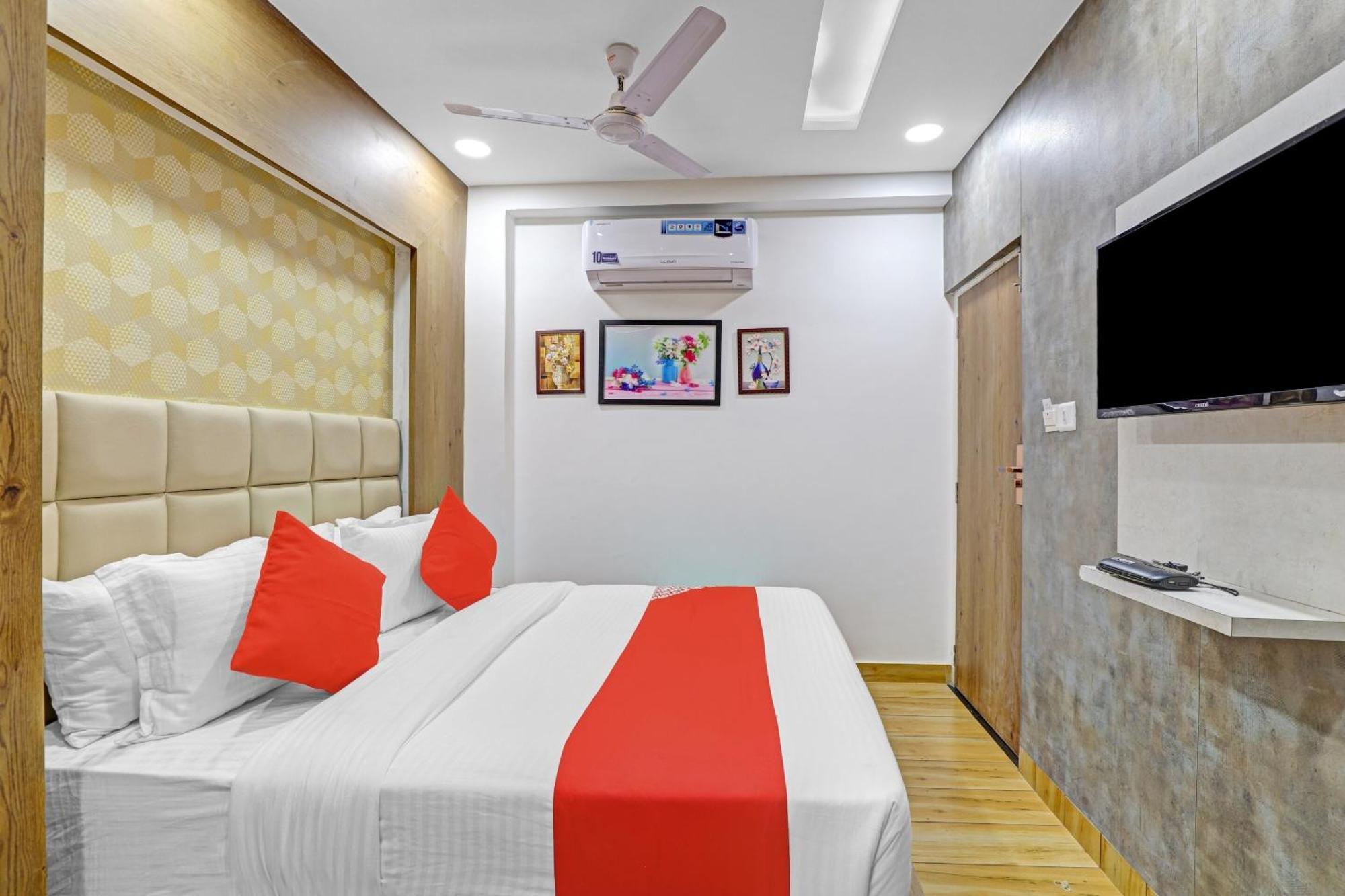 Hotel O R S Palace Ahmedabad Ngoại thất bức ảnh