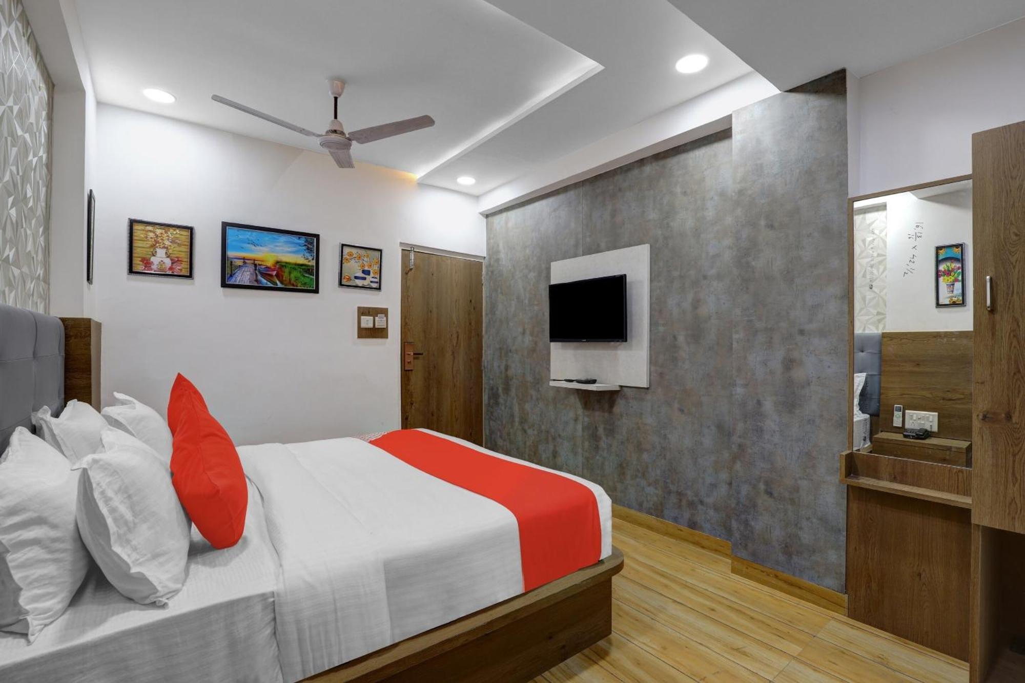 Hotel O R S Palace Ahmedabad Ngoại thất bức ảnh