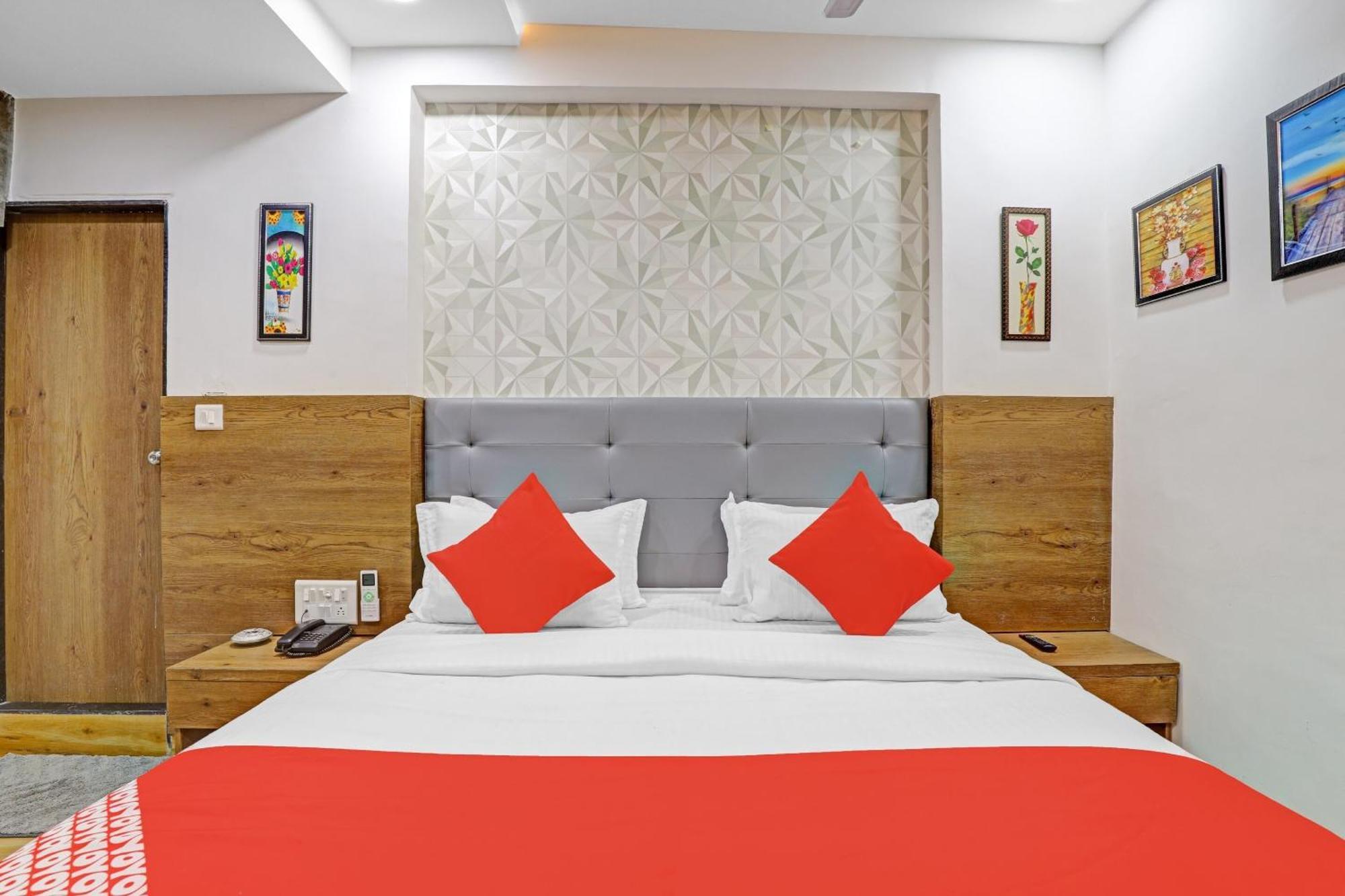 Hotel O R S Palace Ahmedabad Ngoại thất bức ảnh